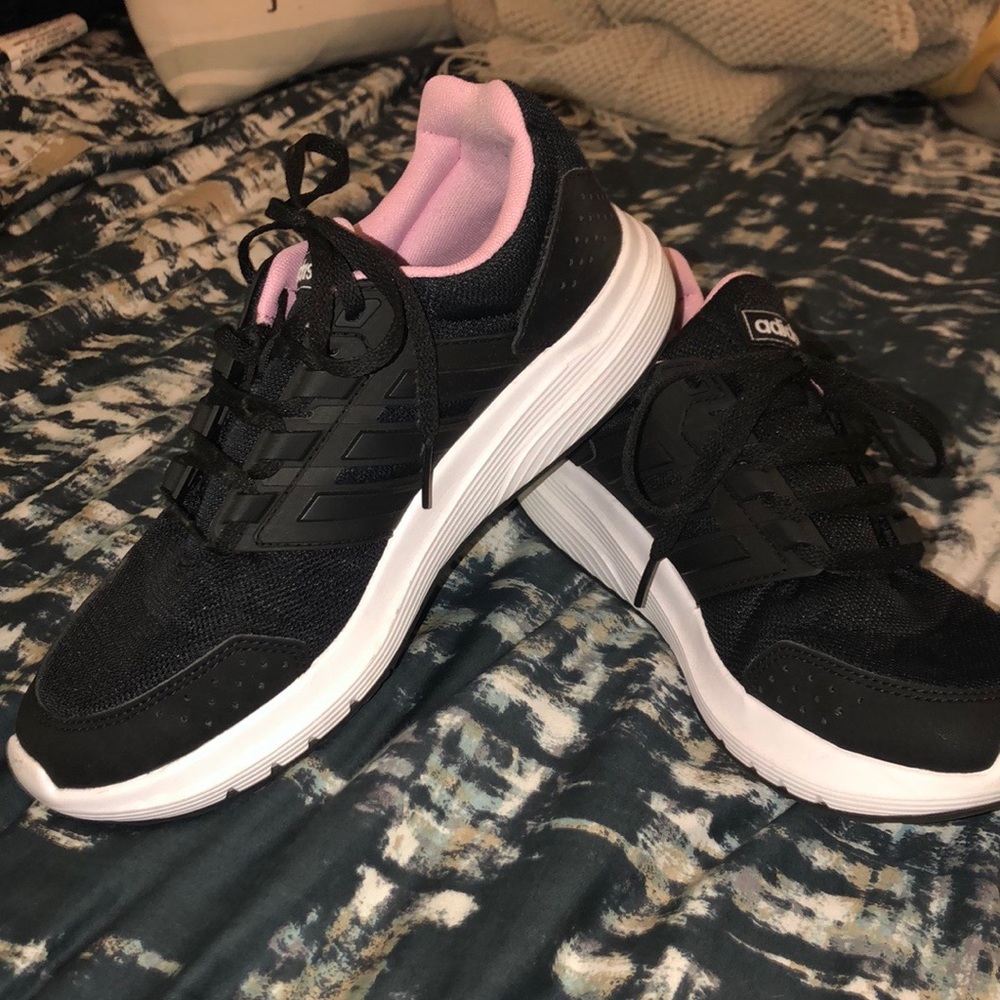 ADIDAS WOMEN SHOES - BARELY WORN